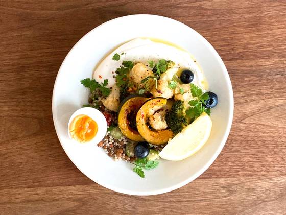 통곡물과 신선한 채저속노화 샐러드. 사진 김희경