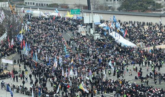 15일 서울 종로구 광화문 인근에서 윤석열 즉각 퇴진! 사회대개혁! 범시민대행진 11차 집중행동이 진행되고 있다. 경찰 비공식 추산 1만5000여명이 참여했다. 연합뉴스