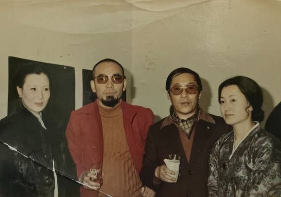 왼쪽부터 김나나-곽덕준 부부, 박서보-윤명숙 부부. 1974년 서울에서. [사진 황인]