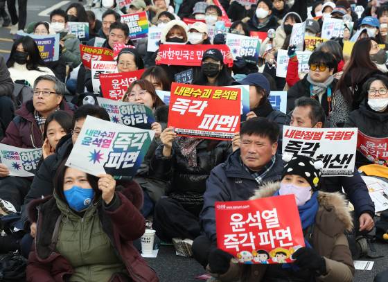 두 개의 한국. 서울 광화문 인근 탄핵촉구 집회 참석자들(사진)과 서울 종로구 헌법재판소 앞 탄핵반대 집회 참석자들(아래 사진)이 각각 ‘즉각 파면’과 ‘탄핵 무효’를 요구하고 있다. [연합뉴스]