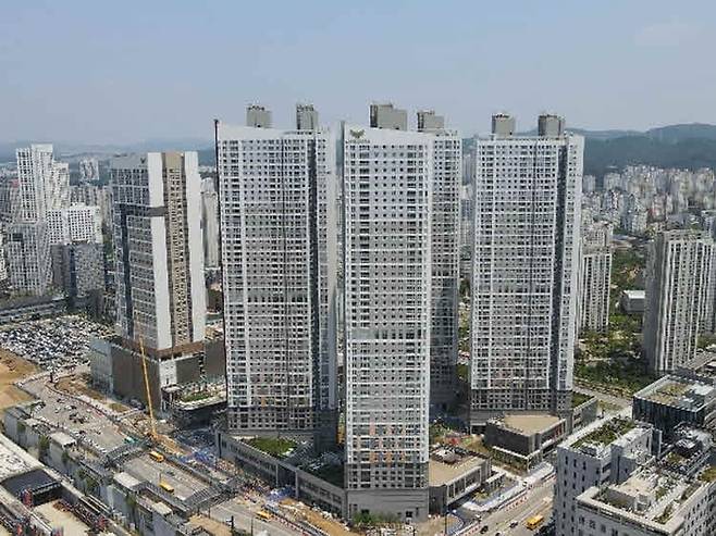 작년 7월 무순위 청약에 294만4780명이 신청하며 역대 무순위 청약 최고 경쟁률을 기록한 ‘동탄역 롯데캐슬’ 전경. [사진출처=직방]