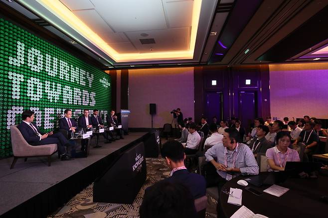 ‘재생가능에너지’세션에서 패널연사들이 발언하고 있다. 매경DB