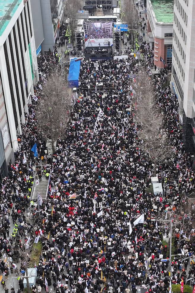 15일 오후 광주 동구 금남로에서 개신교 단체 세이브코리아가 윤석열 대통령 탄핵 반대와 석방을 촉구하는 국가비상기도회를 열고 있다. [연합뉴스]