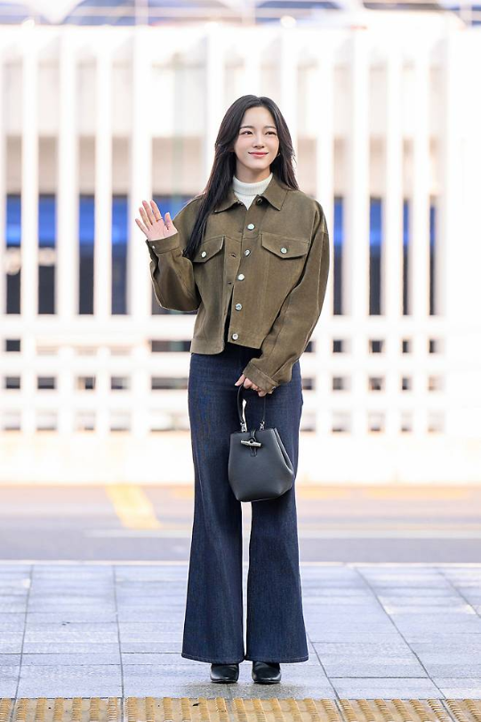 김세정은 이번 공항 패션을 통해 과거와 현재를 자연스럽게 조화시키며 패션 아이콘으로서의 입지를 공고히 했다.사진=롱샴 제공