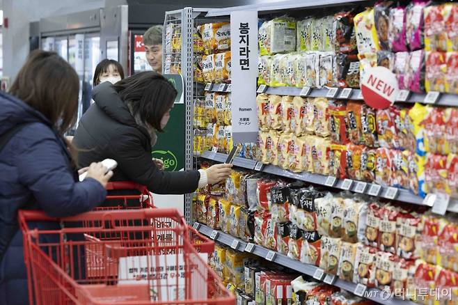 서울 시내의 대형마트에서 라면을 고르는 모습./사진=뉴시스