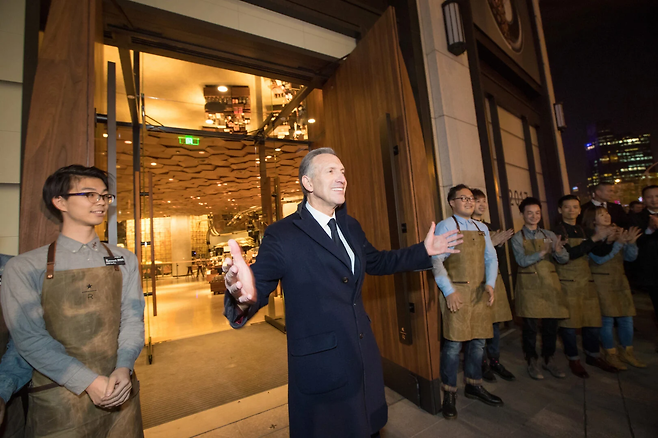 하워드 슐츠(가운데)가 상하이 스타벅스 리저브 로스터리 개업식에 참석한 모습 [스타벅스 글로벌 웹사이트 갈무리]