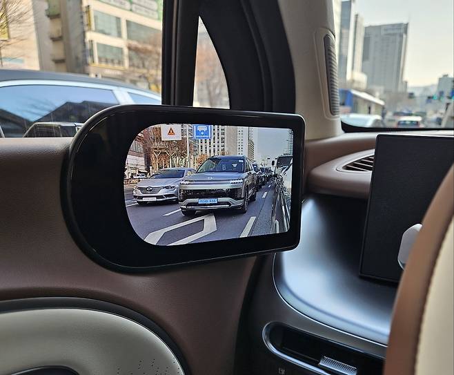 아이오닉 9에 적용된 디지털 사이드 미러. 서재근 기자