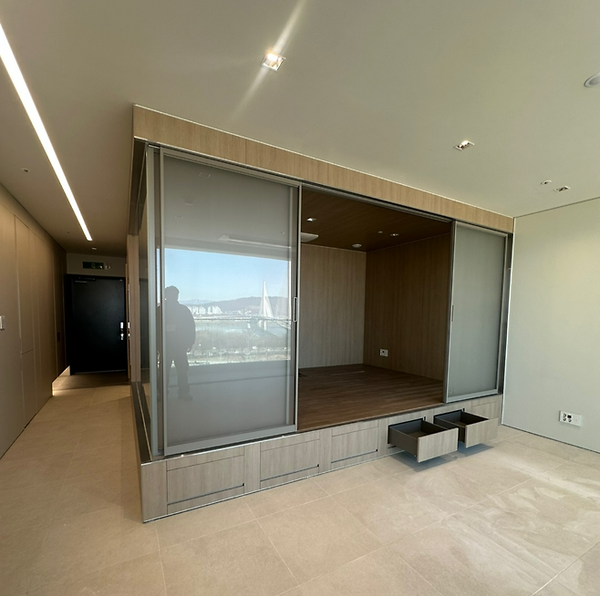 서울 강동구 ‘강동 아이파크 더 리버’ 업무시설 내부 모습. 수분양자들은 “계약 당시 존재하지 않았던 다다미실이 설치돼 있다”고 주장하고 있다. [독자 제공]