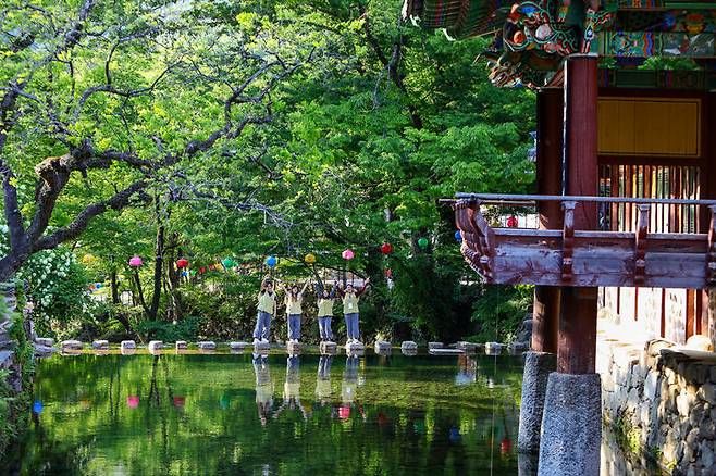 [서울=뉴시스] 템플스테이에 참여한 외국인들 (사진=한국불교문화사업단 제공) 2025.02.14, photo@newsis.com *재판매 및 DB 금지