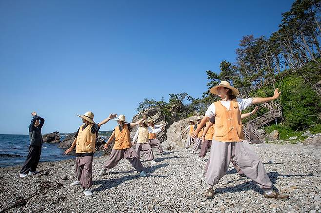 [서울=뉴시스] 템플스테이에 참여한 외국인들 (사진=한국불교문화사업단 제공) 2025.02.14, photo@newsis.com *재판매 및 DB 금지