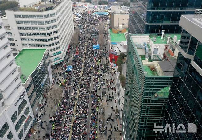 [광주=뉴시스] 김혜인 기자 = 15일 오후 광주 동구 금남로에서 윤석열 대통령 탄핵 촉구 집회가 열리고 있다. 2025.02.15. hyein0342@newsis.com