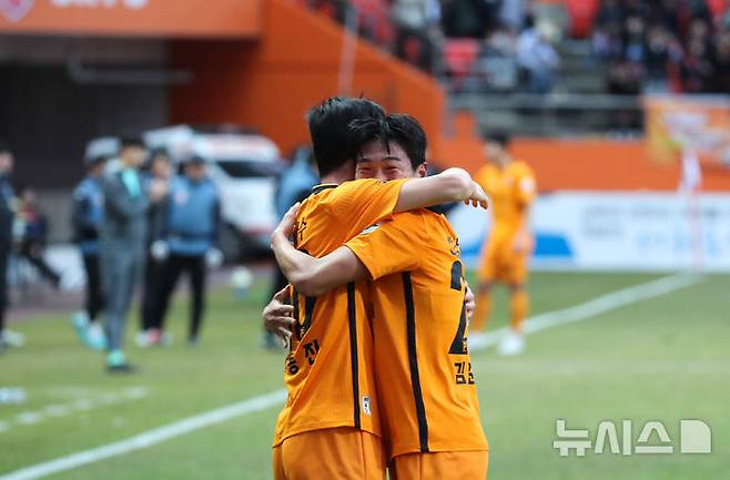 [서귀포=뉴시스] 우장호 기자 = 15일 오후 제주월드컵경기장에서 열린 하나은행 K리그1 2025 1라운드 개막전 제주SK FC와 FC서울의 경기, 팀의 첫 번째 골을 넣은 제주 김준하와 선수들이 기뻐하고 있다. 2025.02.15. woo1223@newsis.com