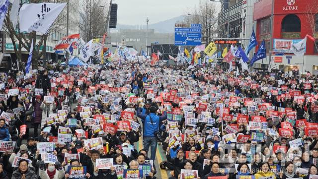 ▲15일 1만여명의 광주 시민들이 광주 동구 금남로에 모여 윤 대통령 탄핵 촉구와 내란 세력 척결을 외쳤다.2025.2.15ⓒ프레시안(백순선)