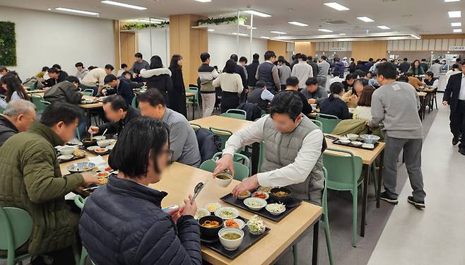 서울 여의도의 한 구내식당에서 직장인들이 점심 식사를 하고 있다.