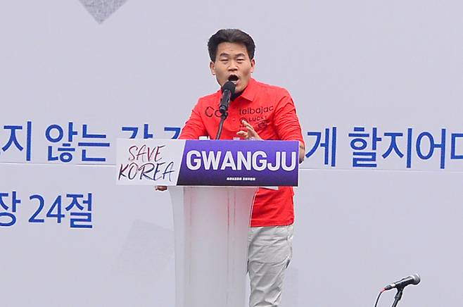전한길 한국사 강사가 15일 광주 금남로 일대에서 열린 보수성향 개신교 단체 '세이브코리아'의 국가비상기도회에서 연설하고 있다. 뉴스1