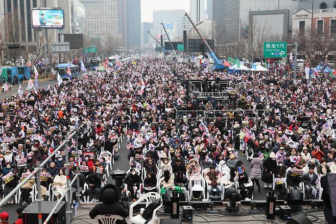 15일 서울 광화문광장 인근에서 윤석열 대통령 탄핵반대 국민대회가 열리고 있다. 연합뉴스