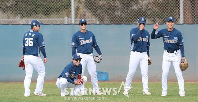 NC 다이노스 선수단이 15일 미국 애리조나주 투손 에넥스 필드에서 스프링캠프를 진행했다.  손아섭을 비롯한 외야수들이 밝은 표정으로 수비 훈련을 하고 있다. /사진=김진경 대기자