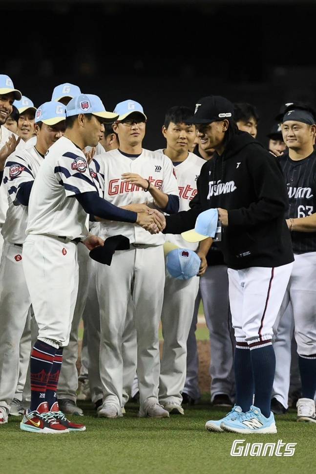 롯데 주장 전준우(앞줄 왼쪽)가 대만 대표팀과 모자를 교환하고 있다. /사진=롯데 자이언츠 제공