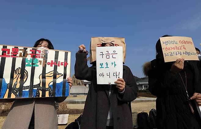외국인보호소 내 미등록외국인을 고문했던 사실이 드러나기도 했다.[사진｜뉴시스]