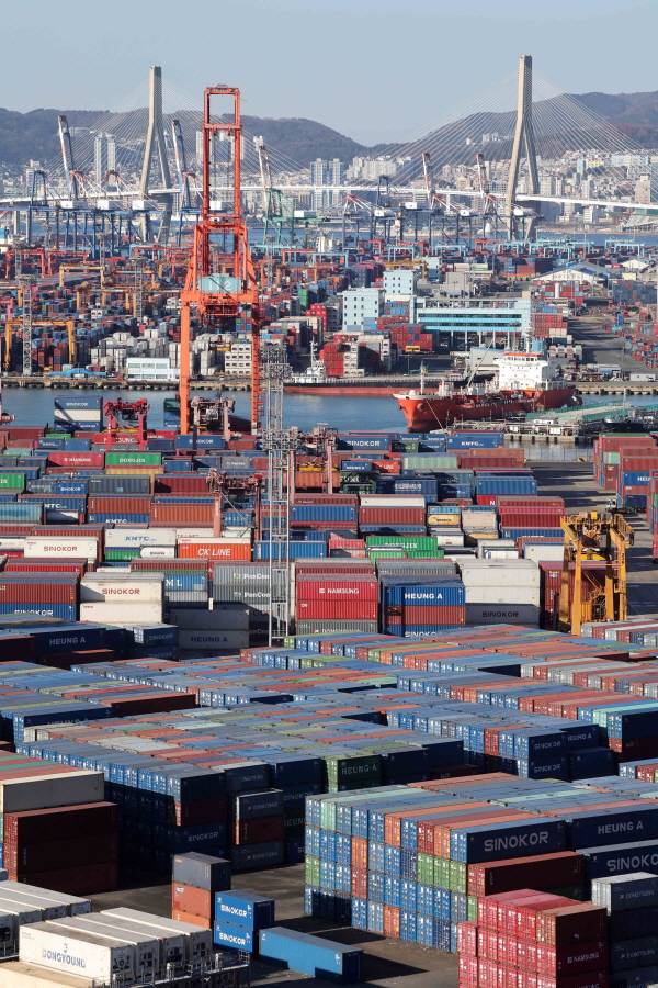 트럼프는 자동차, 반도체, 의약품 등에 대한 관세 부과도 검토 중이다. 대미 수출 비중이 높은 한국으로선 대응책을 서둘러 마련해야 한다.[사진 | 뉴시스]