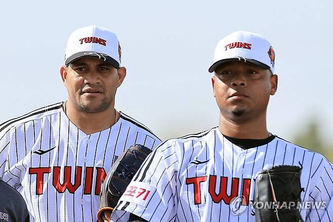 LG 선발진 책임질 두 외인 투수 (스코츠데일[미국 애리조나주]=연합뉴스) 신현우 기자 = LG 트윈스 치리노스(왼쪽)와 에르난데스가 13일(현지시간) 미국 애리조나주 스코츠데일 인디언 스쿨 공원 야구장에서 열린 1차 스프링캠프에서 코치 설명을 듣고 있다. 2025.2.14 nowwego@yna.co.kr