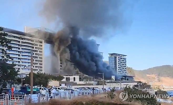 검은 연기 치솟는 호텔 신축공사장 (부산=연합뉴스) 14일 부산 기장군 반얀트리 호텔 신축공사장에서 불이 나 검은 연기가 치솟고 있다. 2025.2.14 [독자 제공. 재판매 및 DB 금지] ccho@yna.co.kr