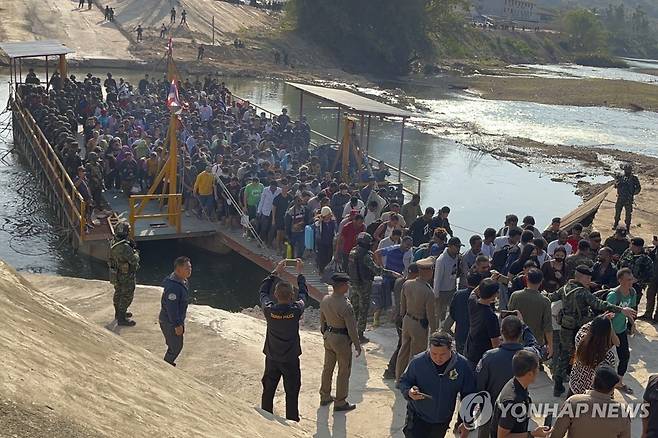미얀마 사기조직에서 풀려나 태국으로 송환되는 노동자들 [AP 연합뉴스 자료사진. 재배포 및 판매 금지]