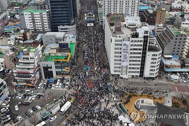 광주 금남로서 윤석열 탄핵 촉구 시민궐기대회 (광주=연합뉴스) 정회성 기자 = 15일 오후 광주 동구 금남로에서 윤석열 대통령 탄핵을 촉구하는 '광주시민총궐기대회' 사전행사가 열리고 있다. 2025.2.15 hs@yna.co.kr