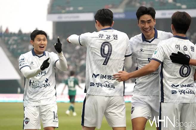 16일 전북 현대와 경기에서 유강현의 선제골이 나오자 함께 기뻐하는 김천상무 선수들
