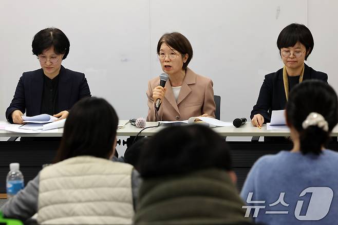 국가인권위원회 원민경(왼쪽부터), 남규선, 소라미 위원이 11일 오후 서울 중구 국가인권위원회 배움터에서 '윤석열 대통령 방어권 보장 안건' 의결 철회와 안창호 위원장의 사퇴를 촉구했다. 2025.2.11/뉴스1 ⓒ News1 황기선 기자