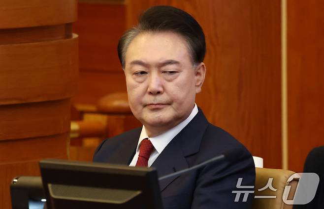 윤석열 대통령이 13일 서울 종로구 헌법재판소에서 열린 '윤석열 대통령 탄핵심판 8차 변론'에 출석해 있다. 2025.2.13/뉴스1 ⓒ News1 사진공동취재단