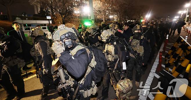 윤석열 대통령의 비상계엄 해제 요구 결의안이 국회 본회의에서 통과된 지난해 12월 4일 새벽 무장 계엄군이 국회를 나서고 있다. 2024.12.4/뉴스1 ⓒ News1 박지혜 기자