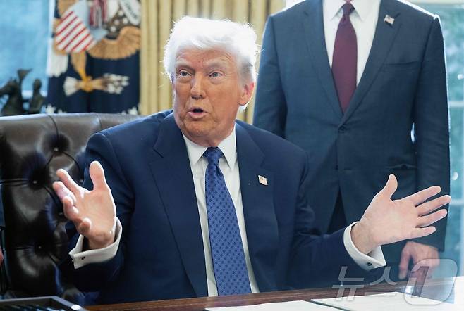 도널드 트럼프 미국 대통령이 14일(현지시간) 워싱턴 백악관에서 열린 행정명령에 서명 행사서 "수입되는 자동차에 대한 관세를 오는 4월 2일께 내놓을 계획이다"고 밝히고 있다. 2025.02.16 ⓒ AFP=뉴스1 ⓒ News1 우동명 기자