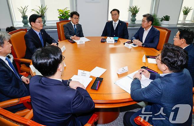 4일 서울 여의도 국회에서 열린 여야정(국회·정부) 국정협의회 2차 실무협의에서 참석자들이 대화를 나누고 있다. 왼쪽부터 시계방향으로 김범석 기획재정부 1차관, 곽현 국회의장 정무수석, 더불어민주당 이해식 당대표 비서실장, 진성준 정책위의장, 방기선 국무조정실장, 조오섭 국회의장 비서실장, 국민의힘 김상훈 정책위의장, 강명구 비상대책위원장 비서실장. 2025.2.4/뉴스1 ⓒ News1 안은나 기자