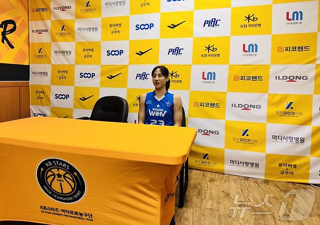 우리은행 김단비가 16일 KB스타즈를 꺾고 우승을 확정한 뒤 취재진과 인터뷰 하고 있다.2025.2.16/뉴스1 ⓒ News1 서장원 기자
