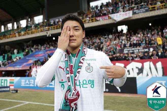 대전 주민규가 포항전이 끝난 뒤 사진 촬영하고 있다. 사진 | 한국프로축구연맹