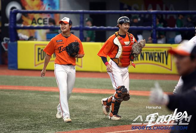 한화 이글스 정우주(왼쪽)와 포수 박상언. 사진 제공=한화 이글스
