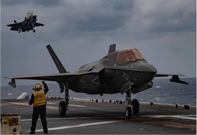미 해병대 242 전투공격비행대(VMFA) 소속 F-35B 전투기가 2월3일 필리핀해를 순찰 중인 강습상륙함 아메리카호 갑판에 착륙하고 있다. /미 해군