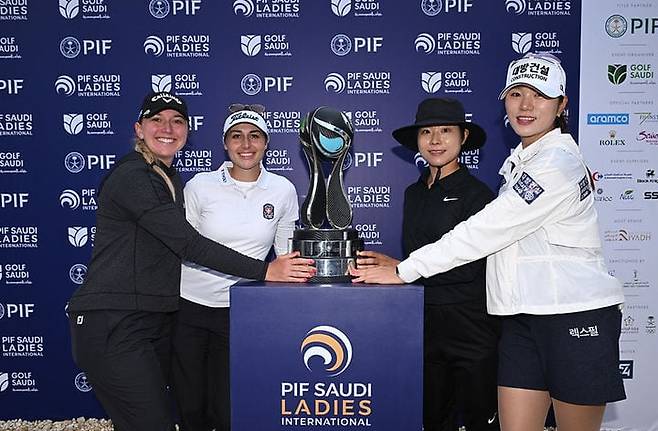 유럽투어 PIF 사우디 레이디스 인터내셔널에서 우승한 'TEAM LEE'. 이소미(왼쪽 세 번째)가 주장을 맡아 김민선(오른쪽 끝) 등과  우승을 합작했다. /PIF 사우디 레이디스 인터내셔널
