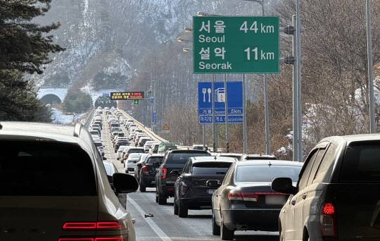 지난달 30일 강원 춘천시 남면 발산리 서울양양고속도로 서울 방향 발산 2터널 인근 구간 모습. 연합뉴스.