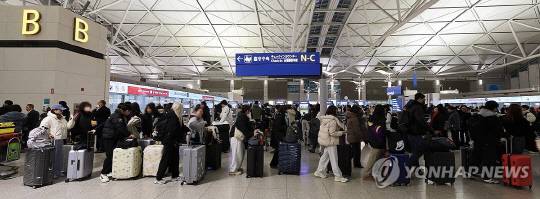 설 명절 연휴를 앞둔 지난달 22일 오전 인천국제공항 제1여객터미널 출국장에서 승객들이 탑승 수속을 위해 줄을 서고 있다. [사진=연합뉴스]