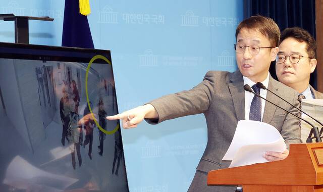 한병도 더불어민주당 의원이 16일 오전 국회 소통관에서 계엄군이 국회 전력을 끊는 화면을 공개하고 있다. 김경호 선임기자 jijae@hani.co.kr