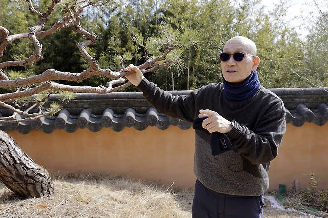 2025년 2월10일 김종원 전 계명대 교수가 대구 달성군 하빈면 자택 마당에서 자라는 소나무에 대해 소개하고 있다. 송연(松然) 즉 \'소나무답게 사는 소나무\'라고 이름지었다. 김 전 교수는 \