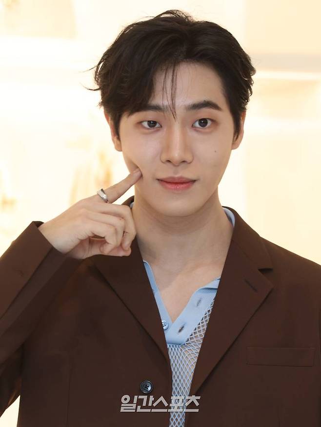 배우 추영우가 7일 오전 서울 강남구 압구정동에서 열린 한 고급 패션 브랜드 포토월 행사에 참석해 포즈를 취하고 있다. 서병수 기자 qudtn@edaily.co.kr /2025.02.07/