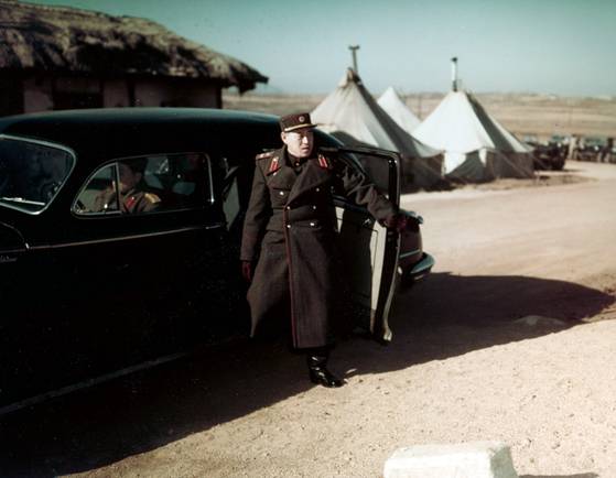 휴전협상 회담장에 들어가는 남일. 어깨에 별 세개가 보인다. 미 해군