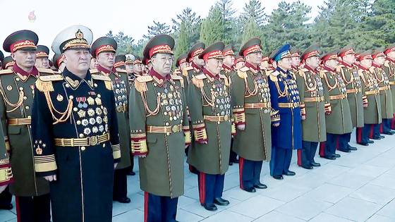 2023년 2월 9일 북한군 장성들이 대성산혁명열사릉에 헌화하고 있다. 북한군은 계급 인플레가 심하고, 장성들은 대개 60~70대다. 조선중앙TV=연합뉴스