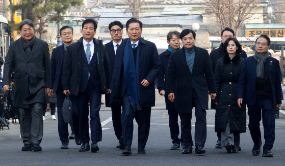정청래 단장 등 국회 탄핵소추단이 지난 1월 21일 오후 서울 종로구 헌법재판소 심판정에서 열린 윤석열 대통령 탄핵 심판 3차 변론에 참석하고 있다. 연합뉴스