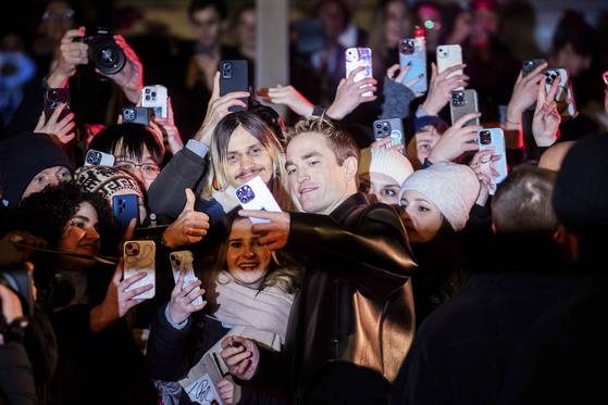 '트와일라잇' 시리즈, '더 배트맨' 등 할리우드 스타 로버트 패틴슨은 독일 현지 팬들의 뜨거운 환대를 받았다. 사진은 15일(현지 시간) 베를린영화제 '미키 17' 갈라 상영 정 패틴슨이 팬들과 기념 촬영에 응하는 모습이다. AP=연합뉴스