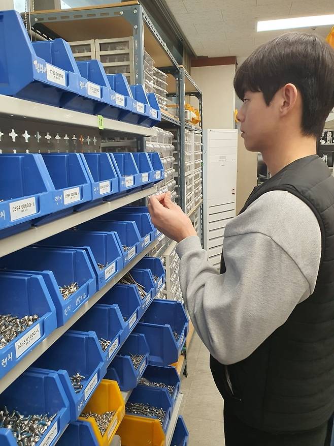 이주호 매니저가 볼트 정리를 하고 있다. 윤현주 기자