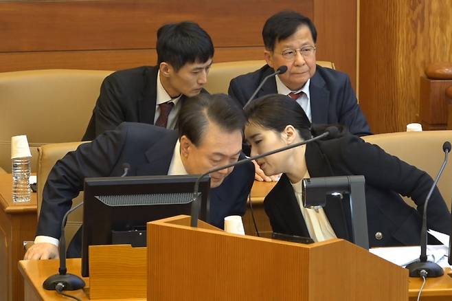 지난 13일 서울 종로구 헌법재판소에서 열린 ‘윤석열 대통령 탄핵심판 8차 변론’에 출석에 출석한 윤 대통령. 헌법재판소 제공